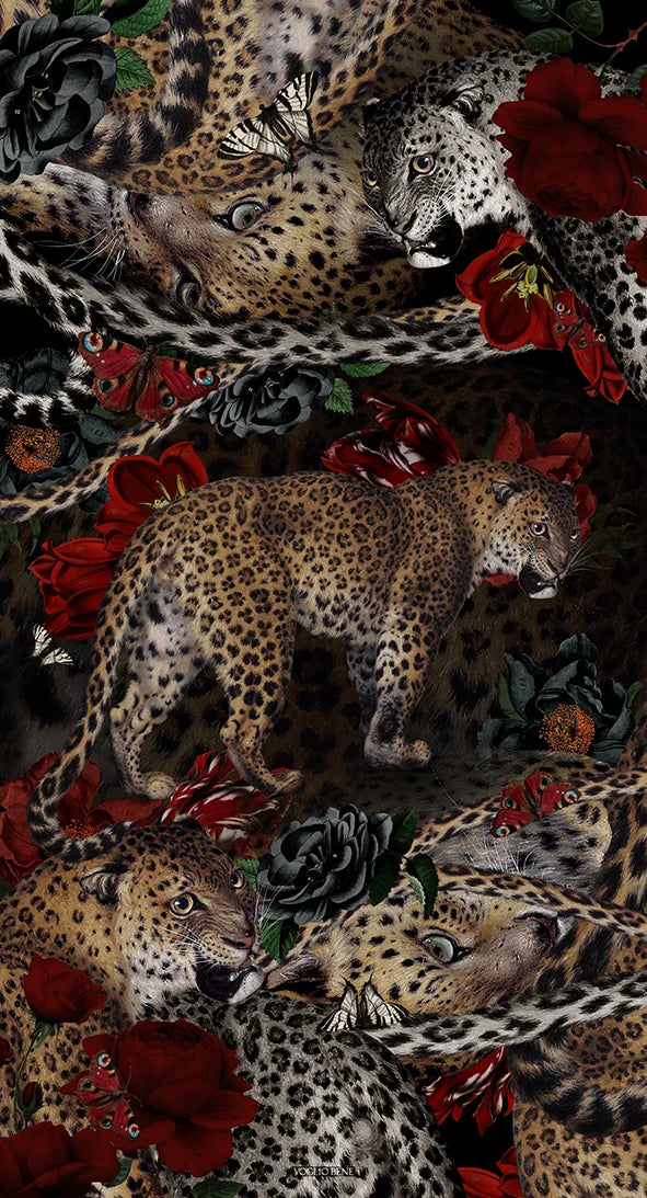 Kuvassa Voglio Bene -seinävaate Fauve-kuvituksella. Edessä leopardi tummalla taustalla kukkien ja perhosten reunustamana.
Voglio Bene tapestry with the Fauve illustration. A leopard on a dark background surrounded by flowers and butterflies.