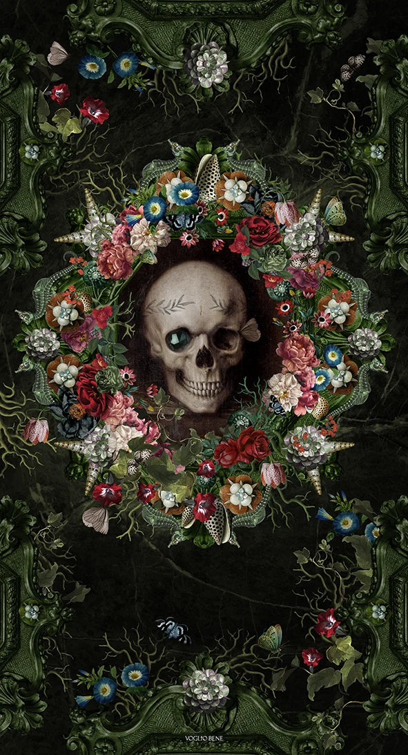 Voglio Bene The Froth of the Days -tseinävaate, jossa pääkalloa koristavat kukat ja simpukat yksityiskohtaisessa kuvituksessa.
Voglio Bene The Froth of the Days tapestry, showing a skull adorned with flowers and seashells in detailed artwork.