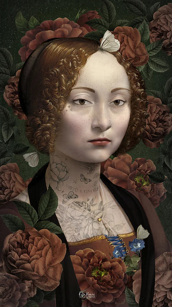 Voglio Bene Ginevra -seinävaate , jossa punahiuksinen naishahmo on kuvattuna punaisten kukkien ympäröimänä vihreällä taustalla.
Voglio Bene Ginevra wall tapestry featuring a red-haired female figure surrounded by red flowers against a green background.