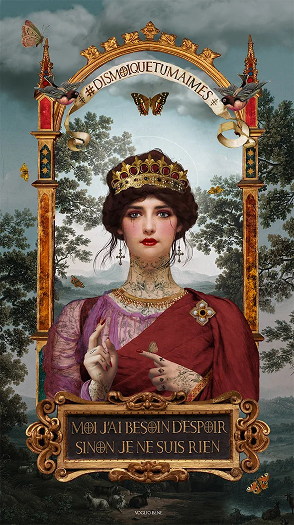 Voglio Bene Hope -tote bag etunäkymä, jossa kuningatar on kuvattuna tiara päässä yksityiskohtaisessa kuvituksessa.
Voglio Bene Hope tapestry, showing a queen wearing a tiara in detailed artwork.