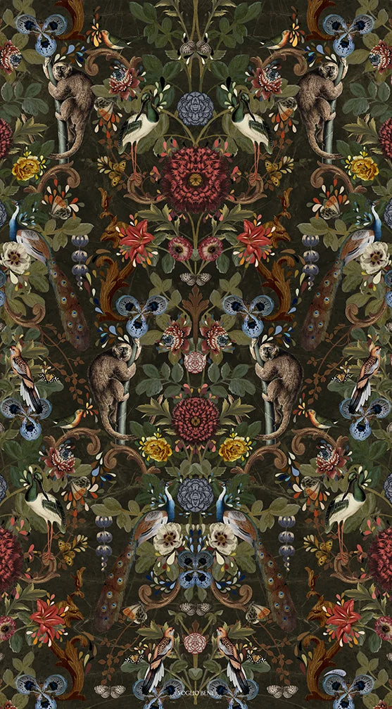 Voglio Bene Jungle -seinävaate. Jungle-kuosi, jossa linnut, kukat ja kasvit symboloivat luonnon monimuotoisuutta ja yhteyttä.
Voglio Bene Jungle wall tapestry. Jungle pattern featuring birds, flowers, and plants symbolizing nature’s diversity and interconnectedness.