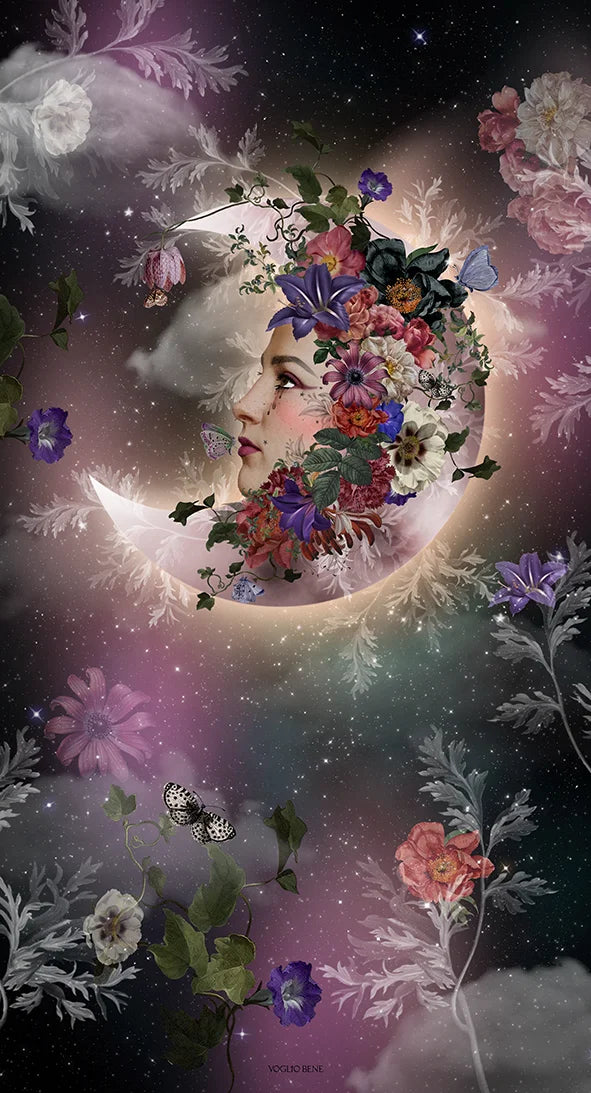 Voglio Bene La Luna -seinävaate, jossa naisen sivuprofiili on kuvattu kuunsirpin ja kukkaornamenttien reunustamana.
Voglio Bene La Luna tapestry, showing a female side profile framed by a crescent moon and floral ornaments.