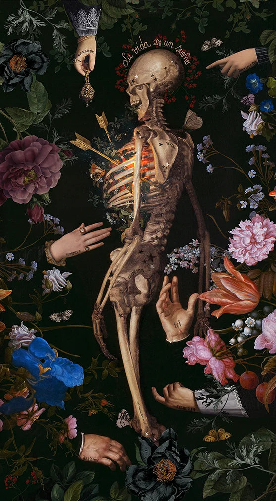 Kuvassa Voglio Bene seinävaate The Life -kuvituksella. Tummasävyisessä asetelmassa tatuoitu luuranko, jolle käsi ojentaa kultaista esinettä kasvien ympäröimänä.
Voglio Bene tapestry with The Life illustration. A tattooed skeleton is offered a golden object by a hand amid dark foliage.