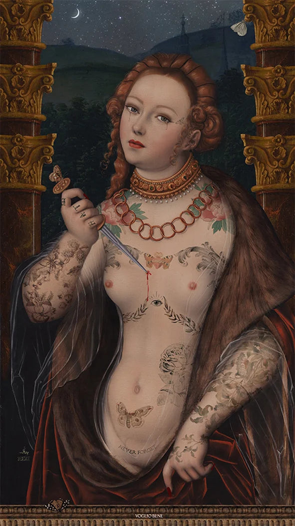 Voglio Bene Lucretia -seinävaate. Kuvassa tatuoitu nainen pistää itseään veitsellä rintaan, taustalla kuutamo ja kirkko sekä pilarireunukset.
Voglio Bene Lucretia-tapestry. The illustration shows a tattooed woman stabbing herself in the chest, with a moonlit church in the background and pillars framing the scene.