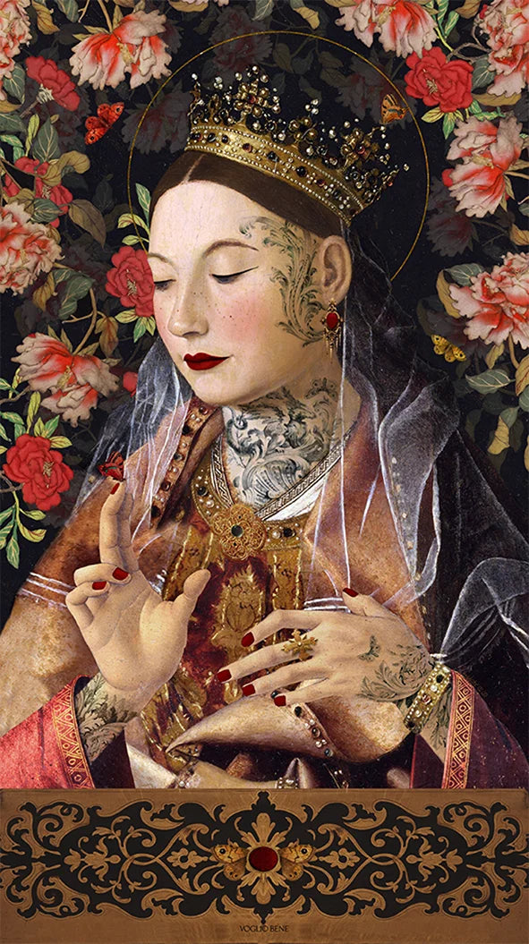 Voglio Bene Messina -seinävaate,  jossa tatuoitu kuningatar kukkien ympäröimänä, katse suunnattuna alaspäin.
Voglio Bene Messina tapestry. The illustration shows a tattooed queen surrounded by flowers, gazing down.