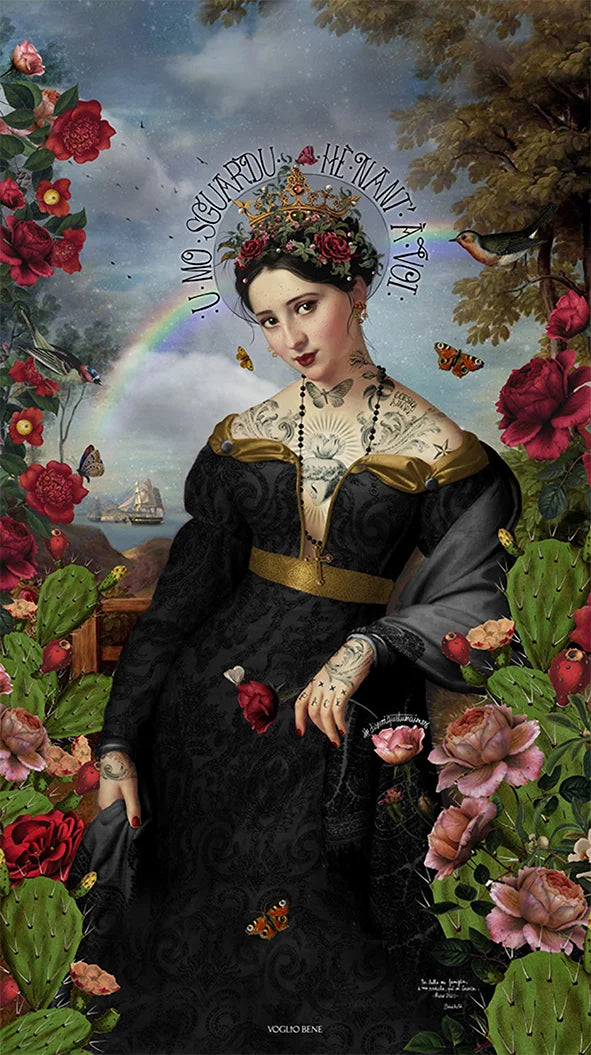 Kuvassa Voglio Bene seinävaate Santa di U Niolu -kuvituksella, jossa tatuoitu nainen mustassa mekossa ja kukkaseppele päässä on kuvattuna kukkien reunustamana, taustalla näkyy vettä, sateenkaari ja laiva.
In the image, a Voglio Bene tapestry with the Santa di U Niolu illustration, depicting a tattooed woman in a black dress with a flower crown framed by flowers, with water, a rainbow, and a ship in the background.