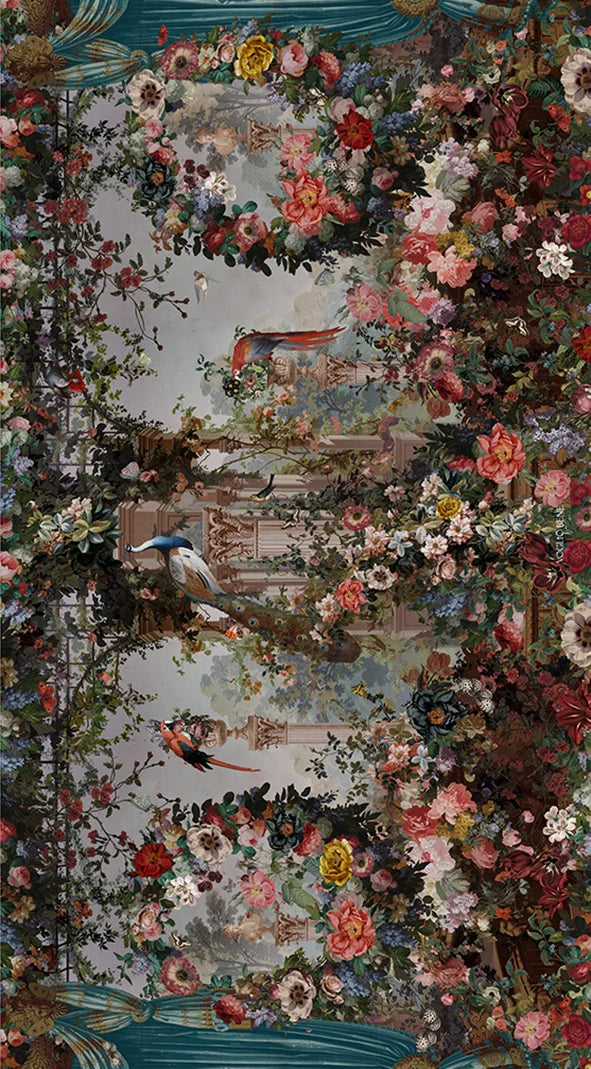 Voglio Bene Paradise - seinävaate. Kuvassa roomalaistyylinen gazebo, jota ympäröivät kukat, riikinkukot sekä trooppiset linnut rehevässä puutarhassa.
Voglio Bene Paradise wall tapestry. The illustration shows a Roman-style gazebo surrounded by flowers, peacocks, and tropical birds in a lush garden.