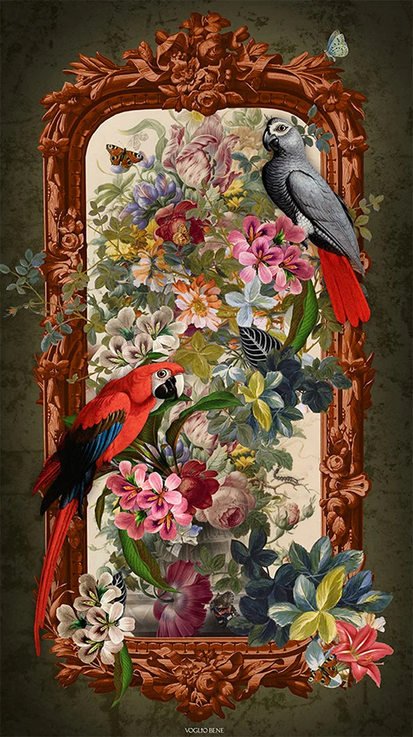 Voglio Bene Parrot -seinävaate. Kuvassa kaksi papukaijaa istuu kukkaornamentti-asetelmassa rehevän taustan edessä.
Voglio Bene Parrot tapestry. The illustration shows two parrots perched within a floral ornamental arrangement against a lush backdrop.