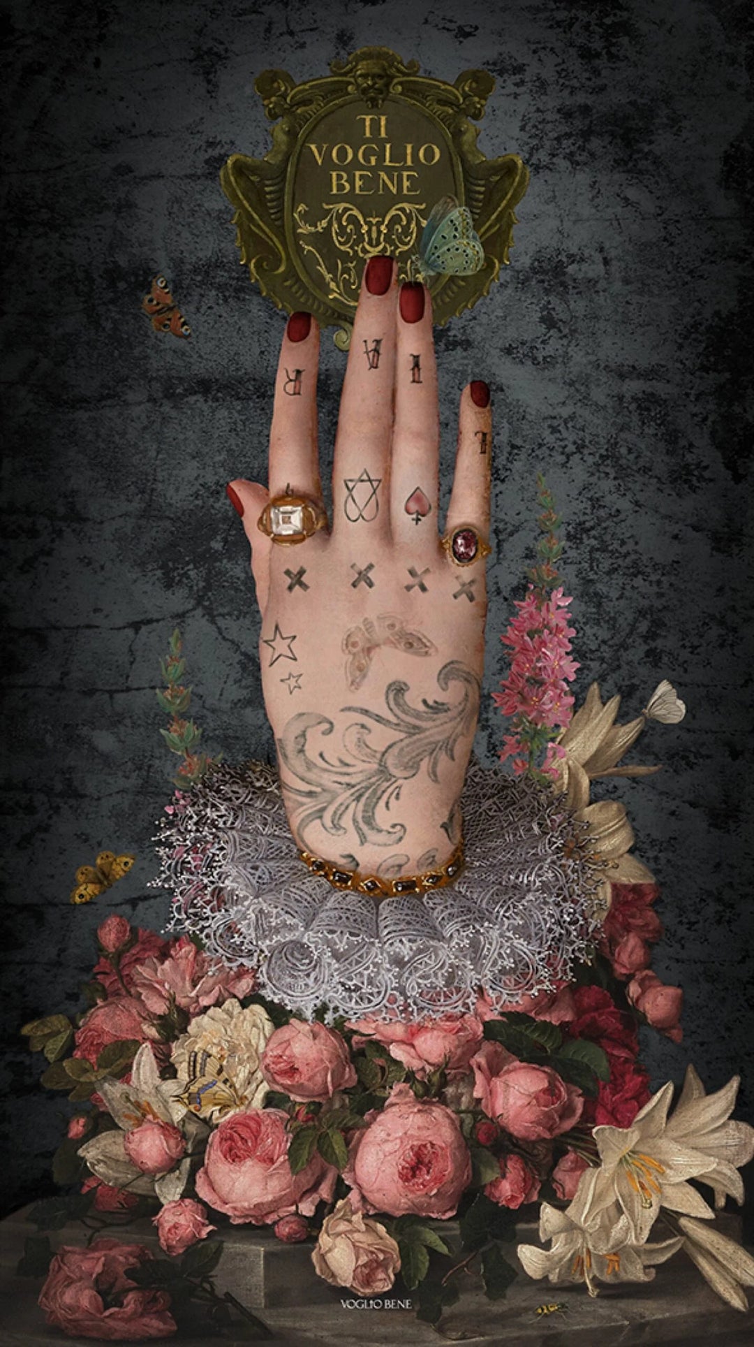 Voglio Bene Poderosa -seinävaate. jossa yksi käsi osoittaa suoraan ylöspäin kukkaornamenttien keskeltä.
Voglio Bene Poderosa tapestry. The image features a single hand pointing straight upward among floral ornaments.