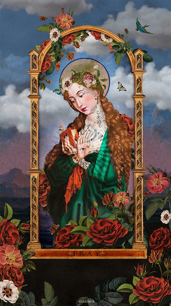 Voglio Bene Pray-seinävaate, jossa punahiuksinen nainen vihreässä kaavussa pitelee kirjaa kädessään ja toisessa kämmenessä on silmäsymboli. Taustalla pilvinen vuorimaisema ja kukkia.
Voglio Bene Pray -tapestry featuring a red-haired woman in a green robe holding a book in one hand and an eye symbol in the palm of the other. The background depicts a cloudy mountain landscape with flowers.