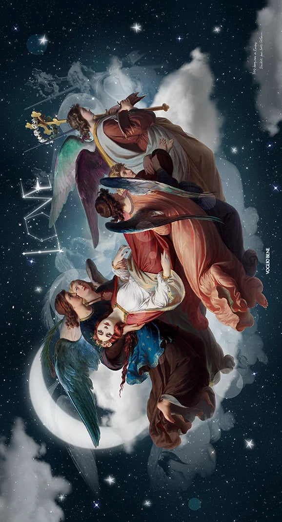 Kuvassa Voglio Bene seinävaate Saint Catherine -kuvituksella, jossa enkelit kantavat naista tähtitaivaalla kuun loisteessa ja taustalla tähdet muodostavat sanan LOVE.
Voglio Bene wall tapestry with the Saint Catherine illustration, where angels carry a woman across a starry sky under the moonlight, and the stars in the background form the word LOVE.