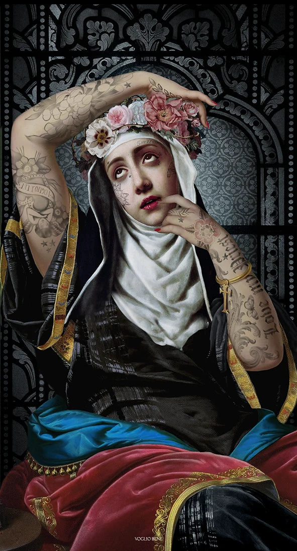 Kuvassa Voglio Bene seinävaate Saint Rita -kuvituksella, jossa tatuoitu nunna kukkaseppele päässä on kuvattuna tummalla ornamenttikuvioisella taustalla.
Voglio Bene wall tapestry with the Saint Rita illustration, depicting a tattooed nun wearing a flower crown against a dark ornamental background.