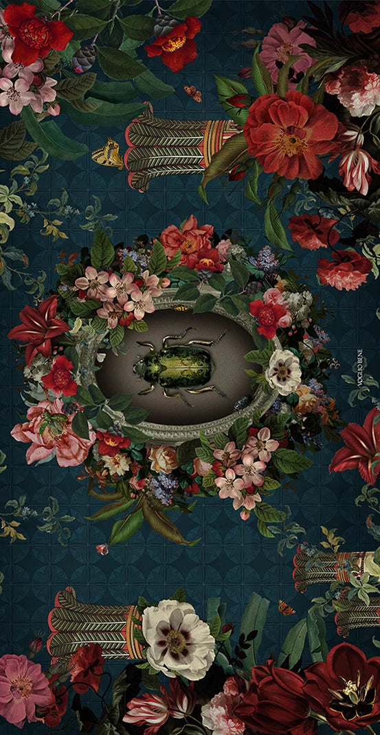 Kuvassa Voglio Bene seinävaate Scarab -kuvituksella, jossa vihreä koppakuoriainen on kuvattuna kukkien ympäröimänä sinisellä taustalla.
In the image is a Voglio Bene tapestry with the Scarab illustration, featuring a green beetle surrounded by flowers on a blue background.