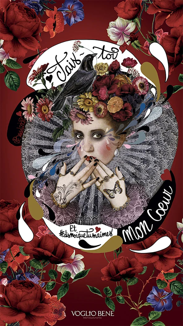 Kuvassa Voglio Bene seinävaate Shut Up -kuvituksella, jossa harlekiinimäinen nainen peittää suunsa käsillään, päässään kukkaseppele ja ympärillään kukkia punaisella taustalla.
In the image, a Voglio Bene tapestry with the Shut Up illustration, featuring a harlequin-like woman covering her mouth with her hands, wearing a flower crown and surrounded by flowers on a red background.