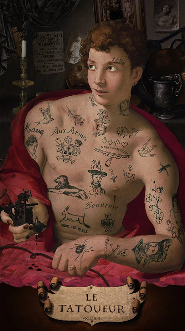 Voglio Bene Tattoo Artist’s Kit -seinävaate, jossa tatuoitu tatuoija on kuvattu punaisessa viitassa.
A Voglio Bene Tattoo Artist’s Kit- tapestry, featuring a tattooed tattoo artist wearing a red cloak.