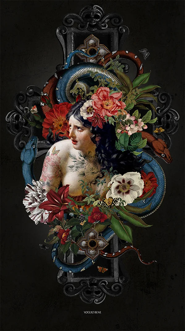 Kuvassa Voglio Bene-seinävaate Turmoil -kuvituksella, jossa itkevä tatuoitu nainen on kuvattuna kukkien ja käärmeiden ympäröimänä tummalla taustalla.
A Voglio Bene tapestry with the Turmoil illustration, depicting a crying tattooed woman surrounded by flowers and snakes against a dark background.