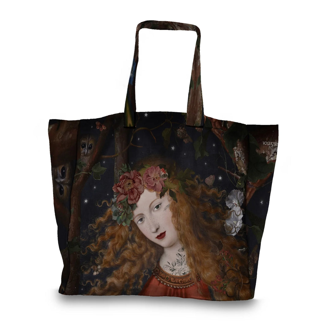 Voglio Bene Autumn -samettipussukan etunäkymä, jossa punahiuksinen nainen seisoo metsäisessä ympäristössä ja taustalla näkyy pöllö.
Front view of a Voglio Bene Autumn velvet pouch, showing a red-haired woman in a forest setting with an owl in the background.