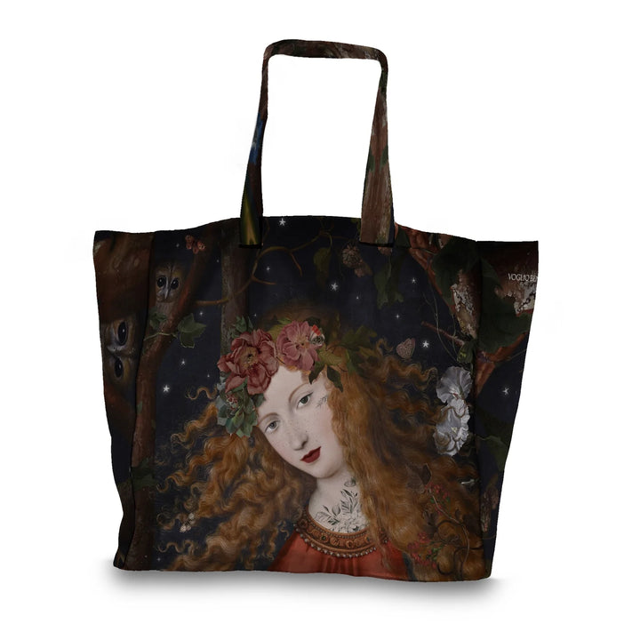 Voglio Bene Autumn -samettipussukan etunäkymä, jossa punahiuksinen nainen seisoo metsäisessä ympäristössä ja taustalla näkyy pöllö.
Front view of a Voglio Bene Autumn velvet pouch, showing a red-haired woman in a forest setting with an owl in the background.