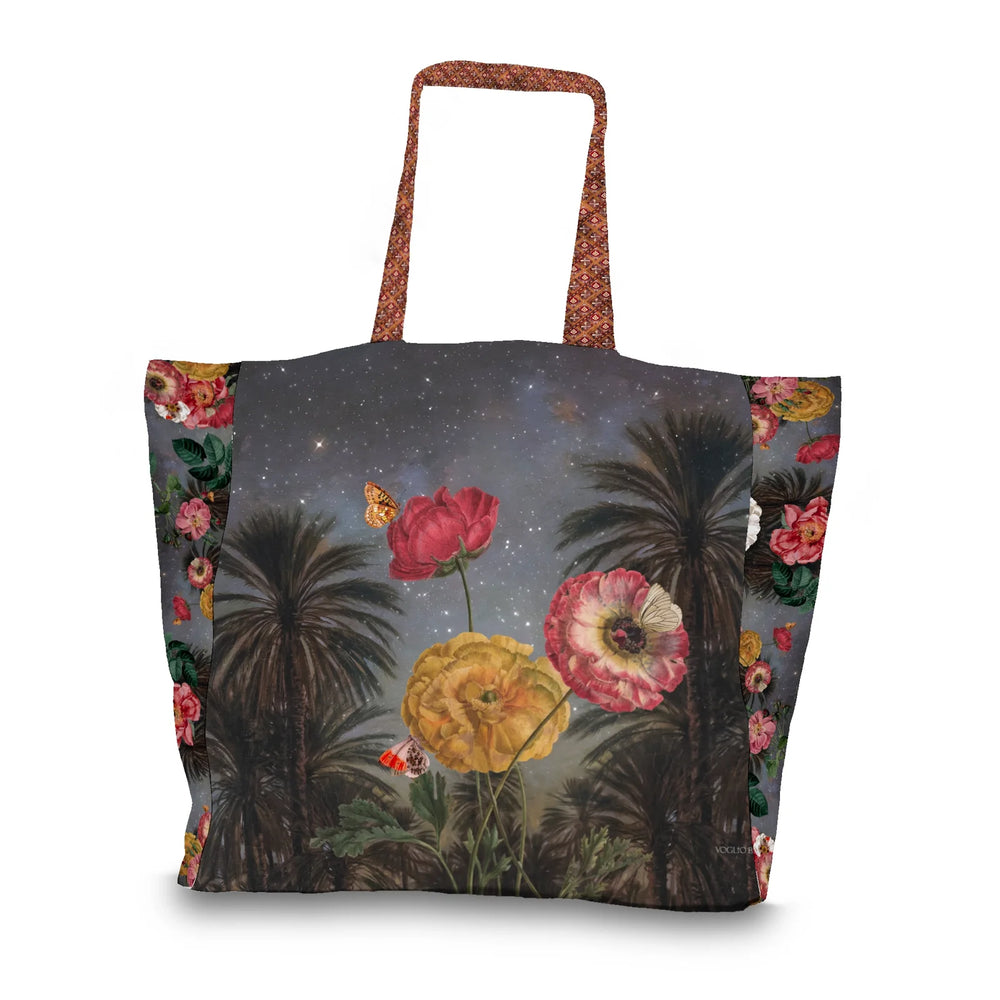 Voglio Bene The Great Belzoni -tote bag takanäkymä, jossa sama yömaisema jatkuu, mutta miehen tilalla on kukkaornamentteja.
Back view of a Voglio Bene The Great Belzoni tote bag, featuring the same night background with flowers replacing the man.