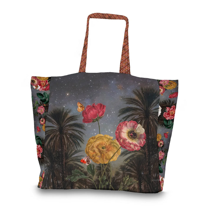 Voglio Bene The Great Belzoni -tote bag takanäkymä, jossa sama yömaisema jatkuu, mutta miehen tilalla on kukkaornamentteja.
Back view of a Voglio Bene The Great Belzoni tote bag, featuring the same night background with flowers replacing the man.