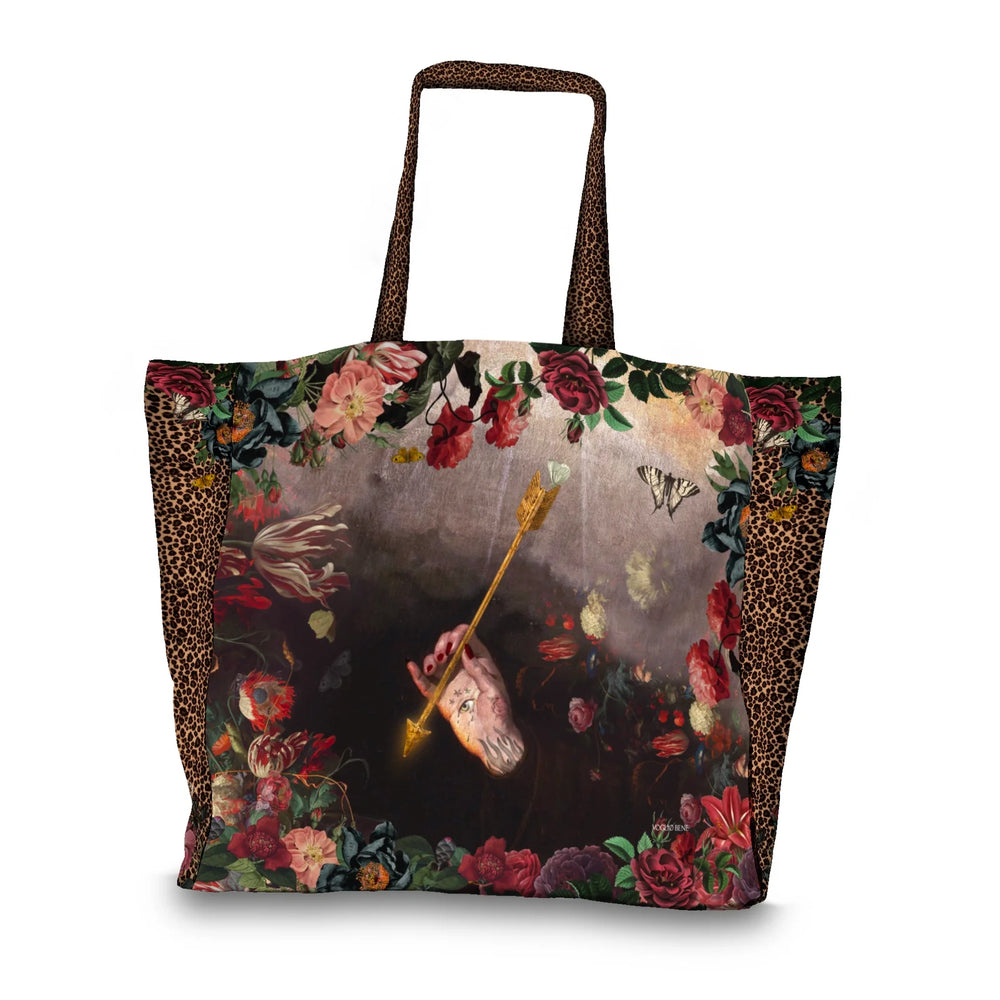 Voglio Bene Blessing -tote bag takanäkymä, jossa kaksi nuolta on ristissä pantterikuvion edustalla.
Back view of a Voglio Bene Blessing tote bag, featuring two crossed arrows in front of a panther motif.