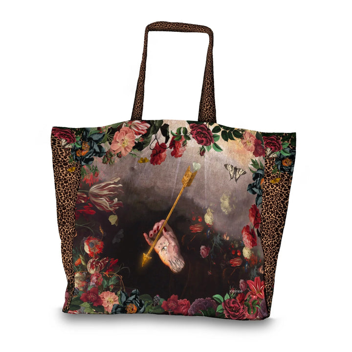 Voglio Bene Blessing -tote bag takanäkymä, jossa kaksi nuolta on ristissä pantterikuvion edustalla.
Back view of a Voglio Bene Blessing tote bag, featuring two crossed arrows in front of a panther motif.