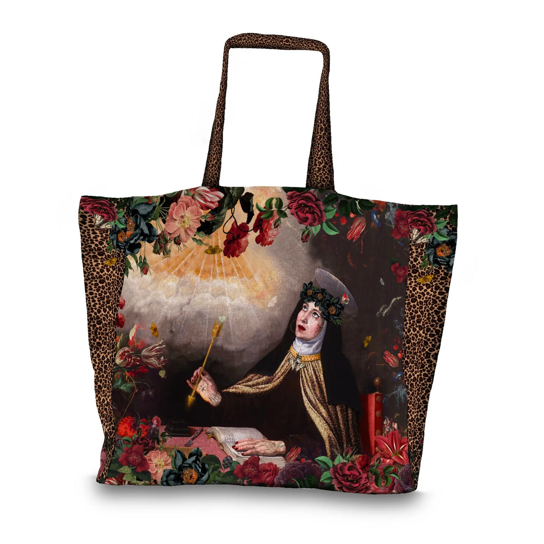 Voglio Bene Blessing -tote bag etunäkymä, jossa nunna saa siunauksen taivaalta yksityiskohtaisessa kuvituksessa.
Front view of a Voglio Bene Blessing tote bag, showing a nun receiving a blessing from the sky in detailed artwork.