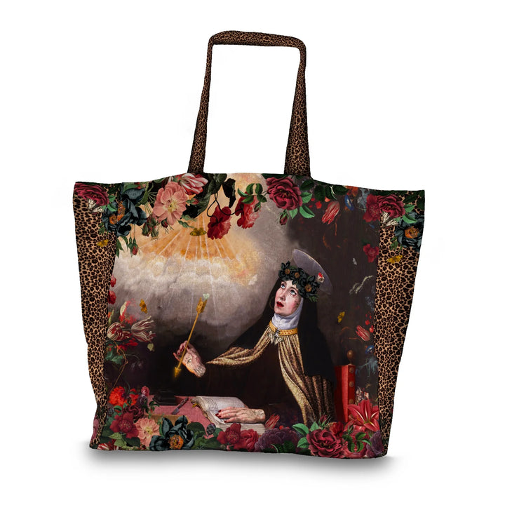 Voglio Bene Blessing -tote bag etunäkymä, jossa nunna saa siunauksen taivaalta yksityiskohtaisessa kuvituksessa.
Front view of a Voglio Bene Blessing tote bag, showing a nun receiving a blessing from the sky in detailed artwork.