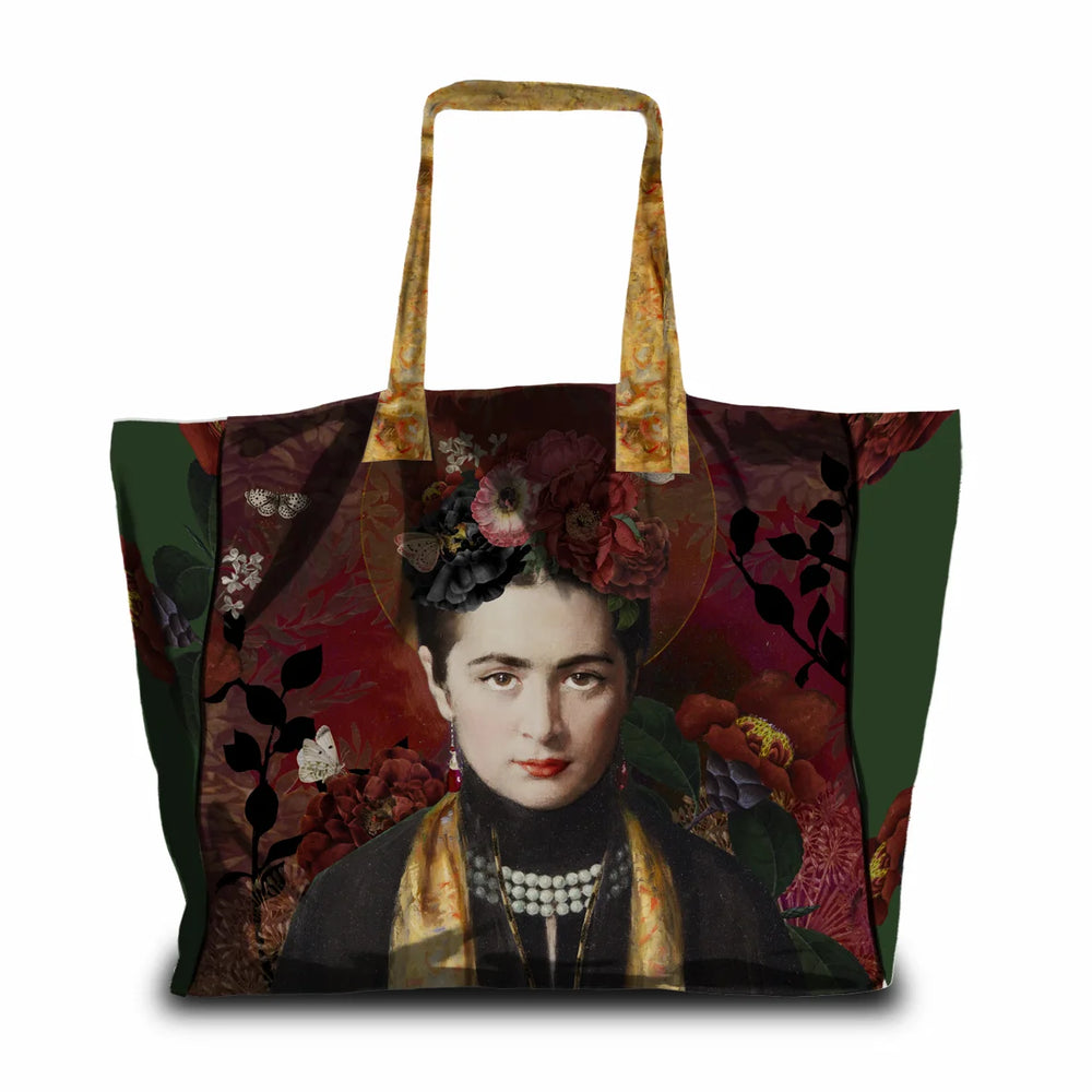 Kuvassa Voglio Bene tote bag takapuoli Carmen -kuvituksella, jossa sama nainen näkyy kauempaa vihreällä taustalla ruusujen ympäröimänä.
In the image, the back side of a Voglio Bene tote bag with the Carmen illustration, showing the same woman from a distance on a green background surrounded by roses.