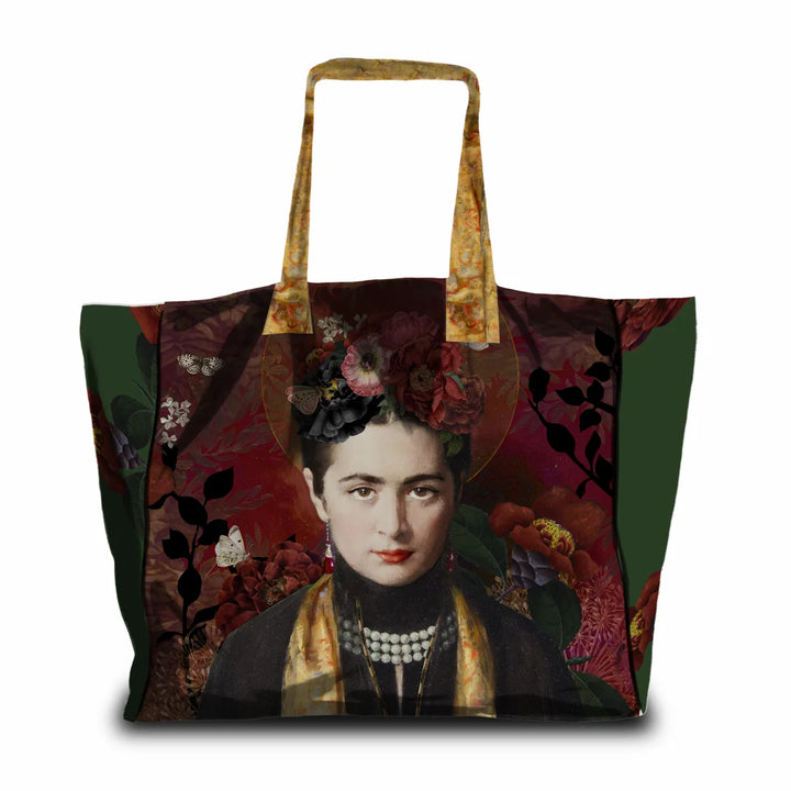 Kuvassa Voglio Bene tote bag takapuoli Carmen -kuvituksella, jossa sama nainen näkyy kauempaa vihreällä taustalla ruusujen ympäröimänä.
In the image, the back side of a Voglio Bene tote bag with the Carmen illustration, showing the same woman from a distance on a green background surrounded by roses.