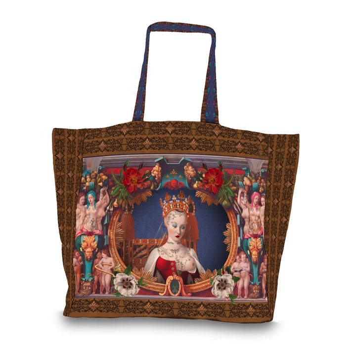 Voglio Bene Cosmic Girl -tote bag etunäkymä, jossa kuningatar on kuvattuna ja taustalla monimutkaisia ihmisornamenttikuvioita.
Front view of a Voglio Bene Cosmic Girl tote bag, featuring a queen with complex human ornamental patterns in the background.