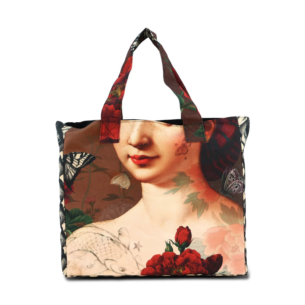 Kuvassa Voglio Bene -tote bag takapuoli Fornarina -kuvituksella. Lähikuva tatuoidun naisen kasvoista kukkien reunustamana.
The back of the Voglio Bene tote bag with Fornarina illustration. Close-up of the tattooed woman’s face framed by flowers.