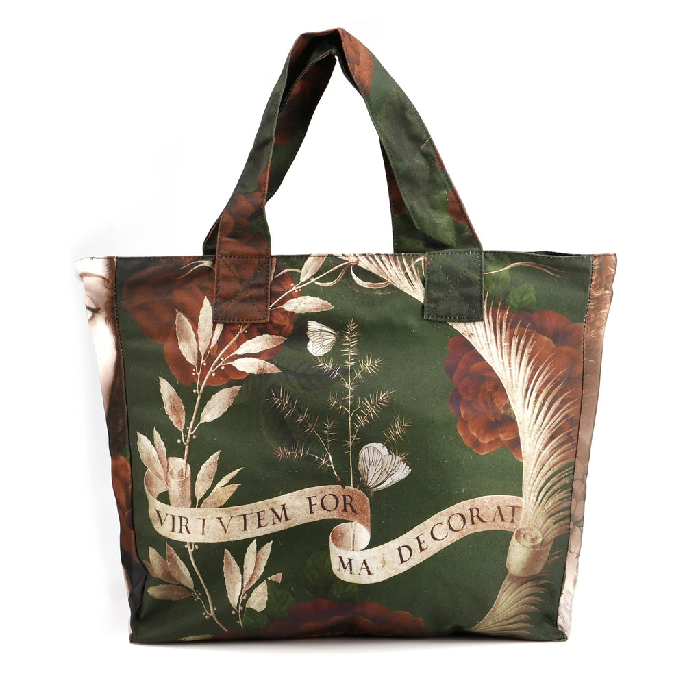 Voglio Bene Ginevra -tote bag takanäkymä, jossa lehdistä muodostuva vihta-kuvio koristaa taustaa.
Back view of a Voglio Bene Ginevra tote bag, featuring a leaf bundle (vihta) motif on the back.
