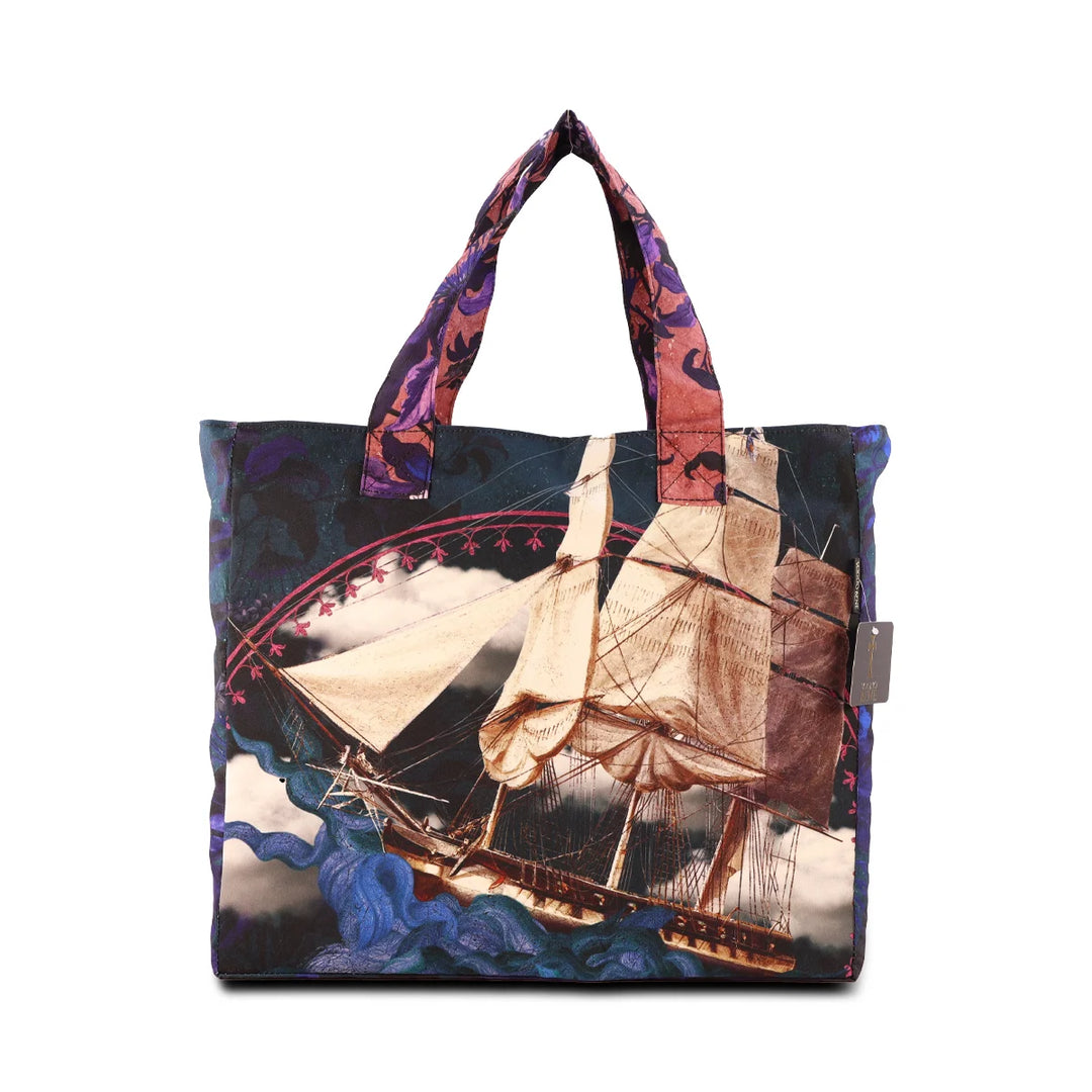 Kuvassa Voglio Bene -tote bag takapuoli Holy Storm -kuviolla. Lähikuva laivasta myrskyssä.
The back of the Voglio Bene tote bag with Holy Storm illustration. Close-up of the ship in a storm.