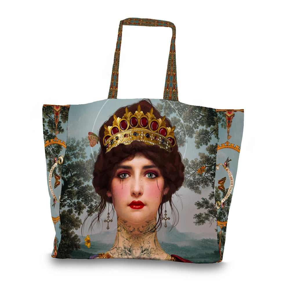 Voglio Bene Hope -tote bag takanäkymä, jossa Hope-kuvitus jatkuu pussukan takapuolella.
Back view of a Voglio Bene Hope tote bag, showing the continuation of the Hope illustration on the back.