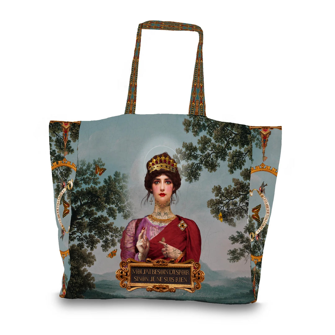 Bene Hope -tote bag etunäkymä, jossa kuningatar on kuvattuna tiara päässä yksityiskohtaisessa kuvituksessa.
Front view of a Voglio Bene Hope tote bag, showing a queen wearing a tiara in detailed artwork.