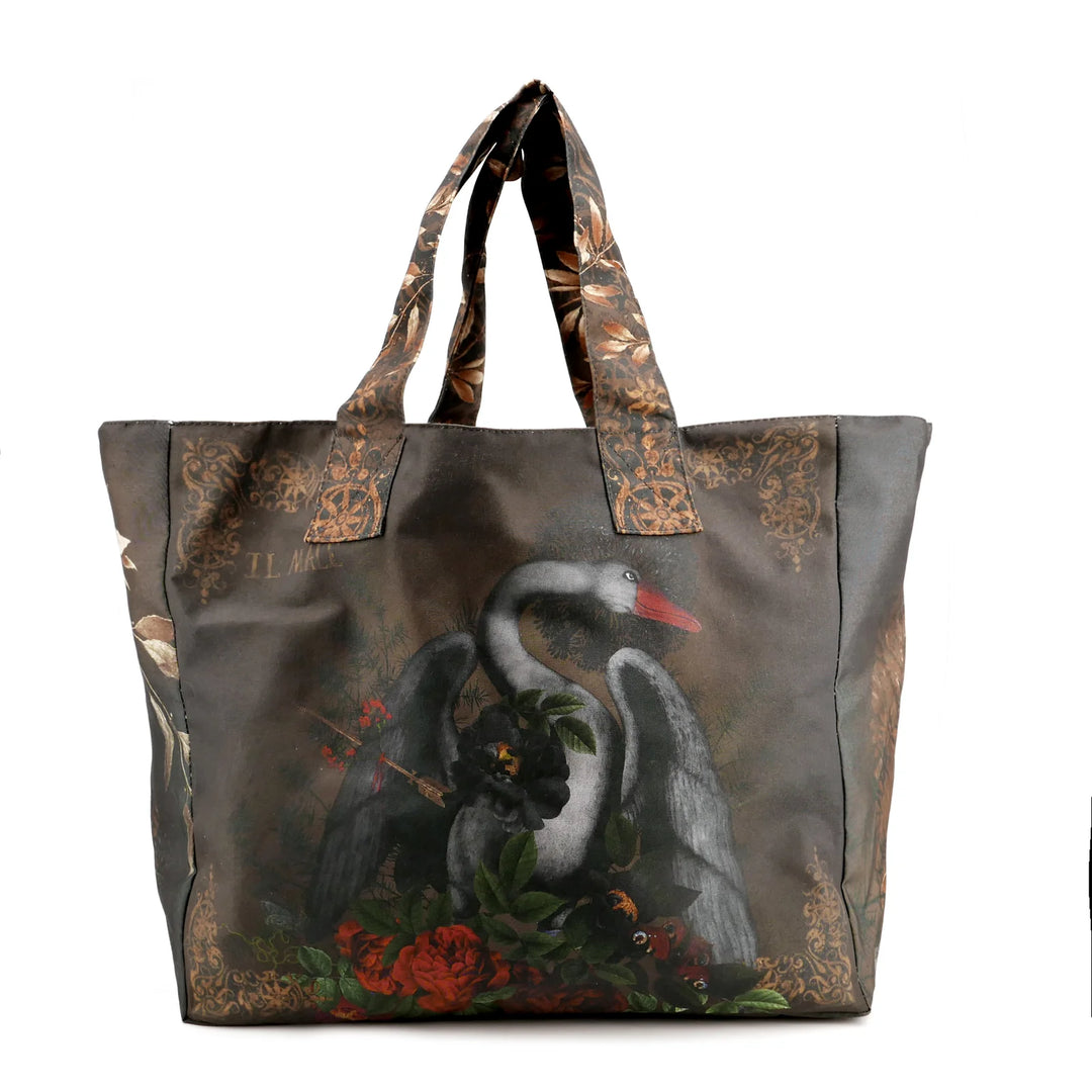 Voglio Bene -tote bag, takapuoli, kuvassa musta joutsen, symboloi mysteeriä ja sisäistä voimaa. - Voglio Bene tote bag, back view, featuring a black swan, symbolising mystery and inner strength.