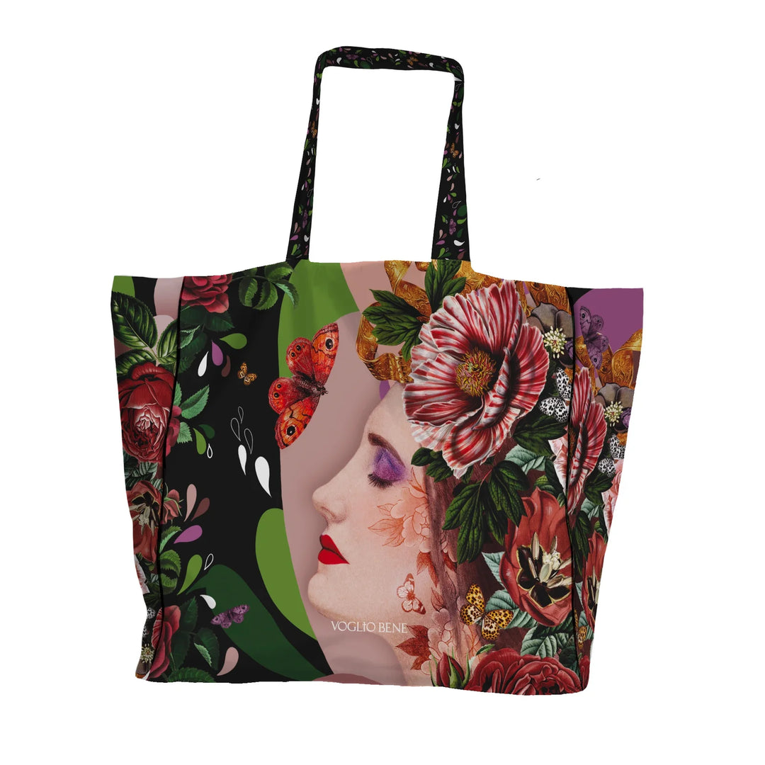Voglio Bene “I Think” -tote bag takanäkymä, koko 17 × 23 cm, jossa naisen koristeltu sivuprofiili yksityiskohtaisessa kuvituksessa.
Back view of a Voglio Bene “I Think” tote bag, size 17 × 23 cm, showing a decorated female side profile in detailed artwork.