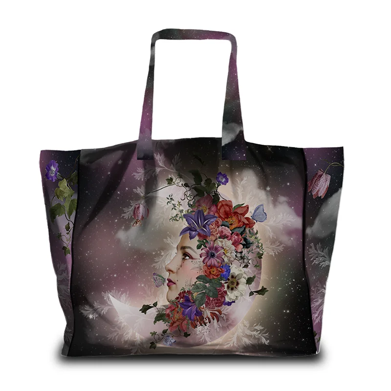 Voglio Bene La Luna -tote bag etunäkymä, jossa naisen sivuprofiili on kuvattu kuunsirpin ja kukkaornamenttien reunustamana.
Front view of a Voglio Bene La Luna tote bag, showing a female side profile framed by a crescent moon and floral ornaments.