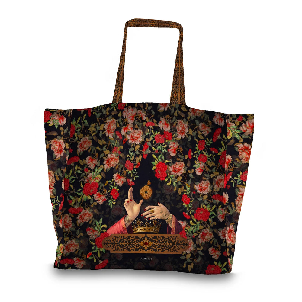 Voglio Bene Messina -tote bag takanäkymä. Kuvassa kädet pitelevät kruunua, taustalla koristeellinen medaljonkikuvio.
Back view of a Voglio Bene Messina tote bag. The image shows hands holding a crown against a patterned medallion background.