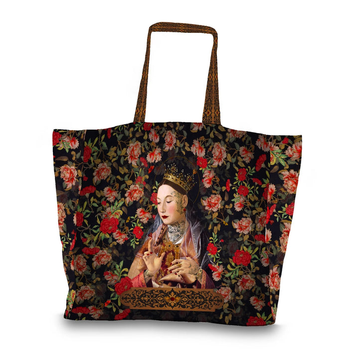 Voglio Bene Messina -tote bag etunäkymä. Kuvassa tatuoitu kuningatar kukkien ympäröimänä, katse suunnattuna eteenpäin.
Front view of a Voglio Bene Messina tote bag. The illustration shows a tattooed queen surrounded by flowers, gazing forward.