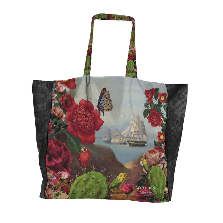 Kuvassa Voglio Bene samettipussukan takapuoli Santa di U Niolu -kuvituksella, jossa näkyy lisää laivoja kukkien ja perhosen reunustamana.
In the image, the back side of a Voglio Bene velvet pouch with the Santa di U Niolu illustration, showing more ships framed by flowers and a butterfly.