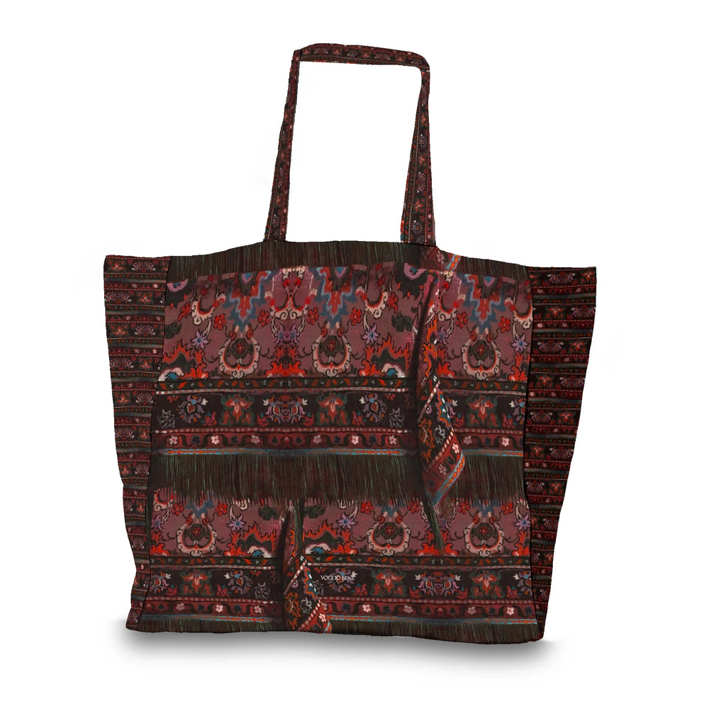 Voglio Bene Oriental Garden -tote bag takanäkymä, koko 17 × 23 cm, jossa taustaa koristaa turkkilaistyylinen matto-ornamenttikuosi.
English: Back view of a Voglio Bene Oriental Garden tote bag, size 17 × 23 cm, featuring a Turkish-style carpet ornament pattern.