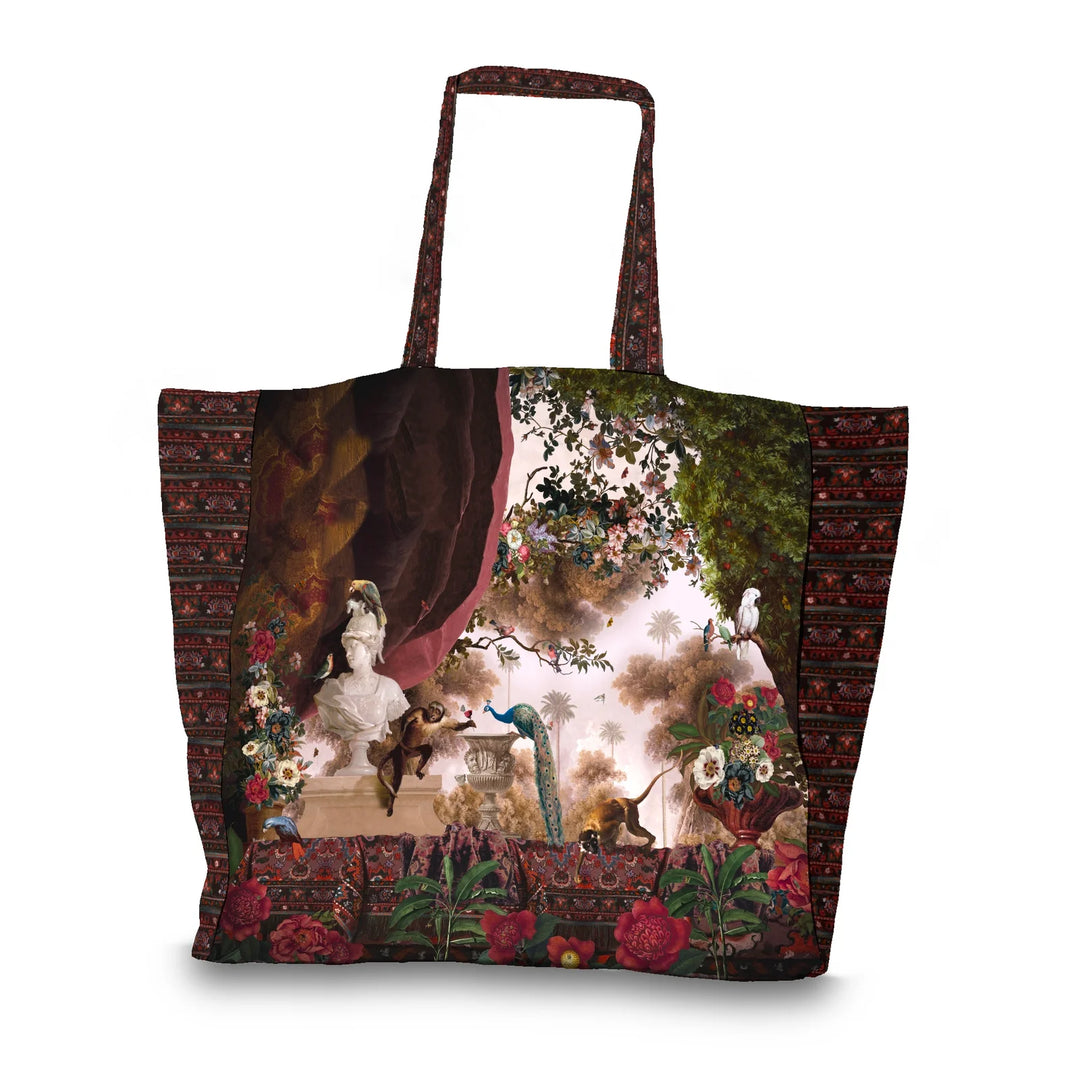 Voglio Bene Oriental Garden -tote bag etunäkymä, jossa puutarhakuvaus riikinkukolla ja koristeellisella kasvillisuudella.
Front view of a Voglio Bene Oriental Garden tote bag, showing a garden scene with a peacock and ornamental foliage.