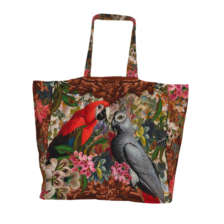 Voglio Bene Parrot -tote bag takanäkymä. Samat papukaijat toistuvat kukkien keskellä koristeellisessa sommitelmassa.
Back view of a Voglio Bene Parrot tote bag. The same parrots reappear among flowers in a decorative composition.
