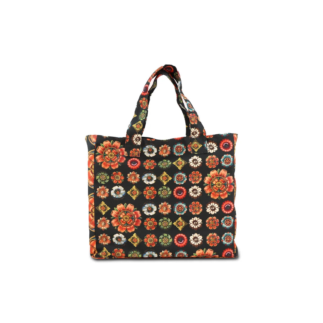 Voglio Bene Rosettes-tote bag, etupuoli, inspiroitu keskiaikaisten ja renessanssiajan rosettien symboliikasta. - Voglio Bene Rosettes tote bag, front view, inspired by the symbolism of medieval and Renaissance rosettes.
