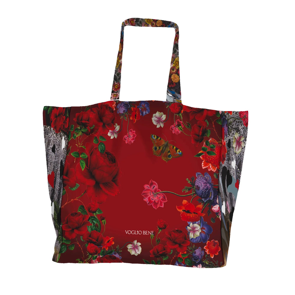 Kuvassa Voglio Bene tote bag takapuoli Shut Up -kuvituksella, jossa punainen tausta ja kukat jatkuvat perhosten kera.
In the image, the back side of a Voglio Bene tote bag with the Shut Up illustration, showing the continuation of the red background and flowers with butterflies.