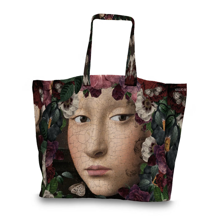 Kuvassa Voglio Bene tote bag etupuoli Starfire -kuvituksella, jossa naisten kasvot näkyvät läheltä kukkien ympäröimänä, ja kuvituksessa on maalinsäröjä kauttaaltaan.
In the image, the front side of a Voglio Bene tote bag with the Starfire illustration, showing women’s faces up close surrounded by flowers, with paint cracks visible throughout the design.