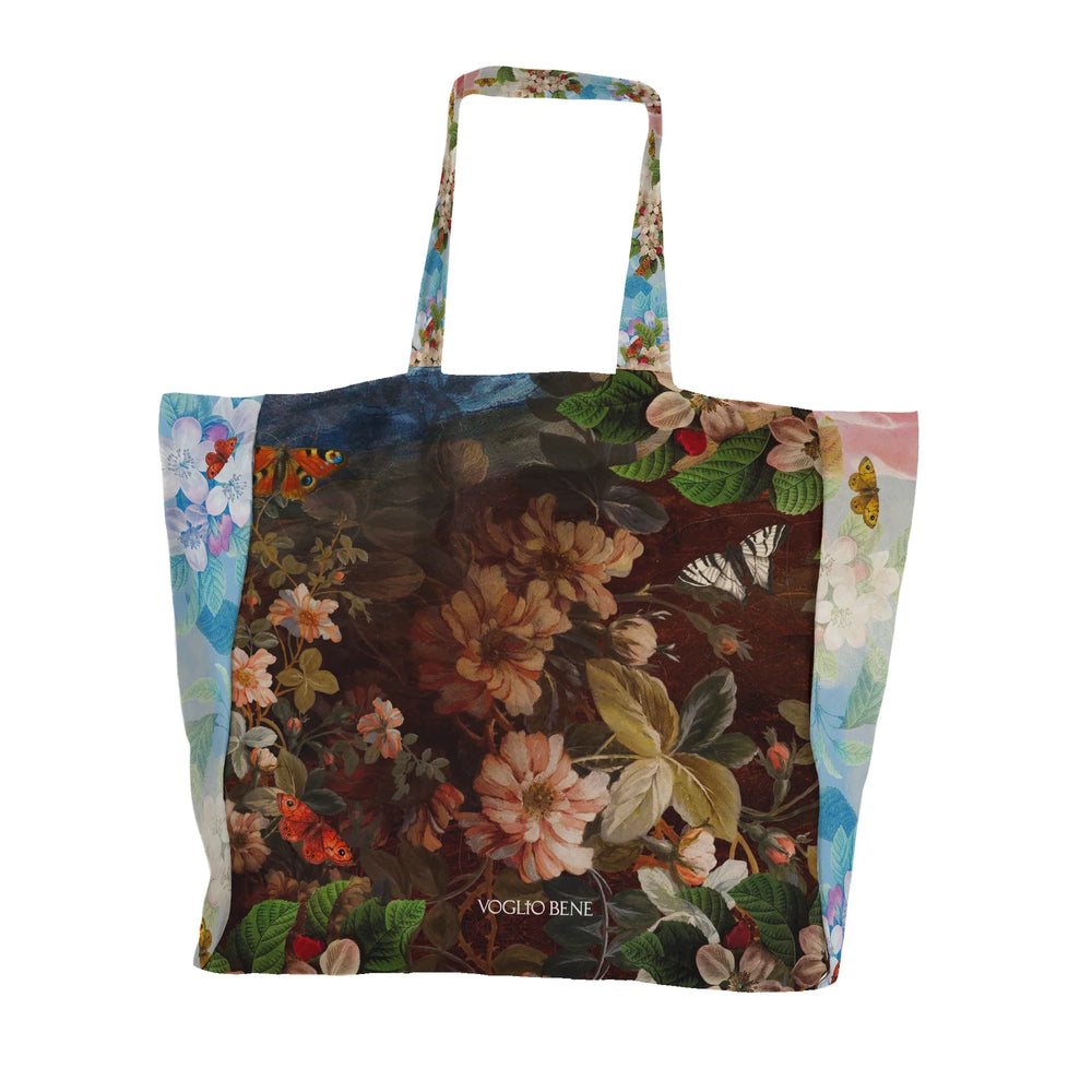 Voglio Bene Cow -tote bag takanäkymä, koko 17 × 23 cm, jossa taustalla on perhosista ja kukista koostuva koristekuvio.
Back view of a Voglio Bene Cow tote bag, size 17 × 23 cm, featuring a decorative background of butterflies and flowers.