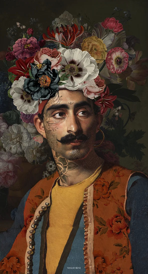 Kuvassa Voglio Bene seinävaate Hassan -kuvituksella, jossa viiksekäs tatuoitu mies kukkaturbaani päässä on kuvattuna tummanvihreällä taustalla, joka on täynnä kukkia.
In the image, Voglio Bene tapestry with the Hassan illustration, featuring a mustached tattooed man wearing a floral turban against a dark green flower-filled background.